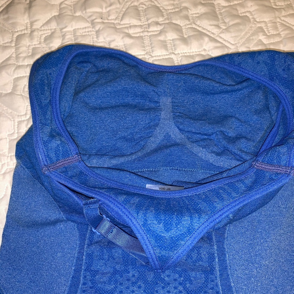 Climawear workout top with built-in bra - Picture 5 of 6